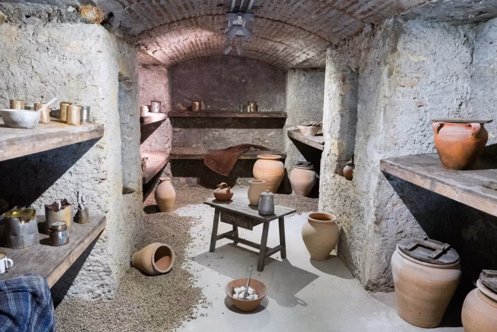 Tunel subterráneo con enseres de vivienda.